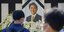 Πολίτες αφήνουν λουλούδια και αποτίουν φόρο τιμής στον πρώην πρωθυπουργό της Ιάπωνας