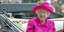 Η βασίλισσα Ελισάβετ με φούξια καπέλο και σακάκι