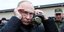 Ο Βλαντίμιρ Πούτιν φορά προστατευτικά γυαλιά κατά τη διάρκεια επιθεώρησης σε κέντρο εκπαίδευσης επίστρατων 