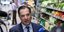 Ο Αδωνις Γεωργιάδης κάνει δηλώσεις στα κανάλια μέσα σε σούπερ μάρκετ