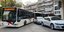 Θεσσαλονίκη: Λεωφορείο «κόλλησε» στη μέση του δρόμου γιατί ΙΧ πάρκαρε πάνω στη στροφή