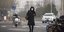 Γυναίκα με μάσκα περπατά στον δρόμο ύστερα από την χαλάρωση των μέτρων για τον κορωνοϊό