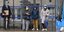 Άνθρωποι με μάσκες σε στάση λεωφορείου στην Ισπανία