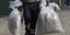 Αστυνομικός στο Περού κρατάει σακούλες γεμάτες κοκαΐνη