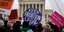 Κόσμος με πλακάτ για τις αμβλώσεις έξω από δικαστήριο στις ΗΠΑ