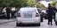 Περιπολικό μεταφέρει τον οδηγό του αυτοκινήτου που παρέσυρε την 12χρονη στην Καλλιθέα