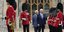 Τζο Μπάιντεν και βασιλιάς Κάρολος περπατούν μπροστά από το τιμητικό άγημα