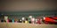 Τουρίστες με τις αποσκευές τους σε παραλία της Ρόδου