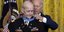 Ο Τζο Μπάιντεν απονέμει το medal of honor σε βετεράνο πολέμου του Βιετνάμ