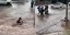 Πολίτες παρασύρονται από ορμητικά νερά έξω από το μετρό στον «Ευαγγελισμό» 