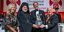 Ο Παύλος Γλίξμπουργκ παραλαμβάνει το βραβείο Αθηναγόρας