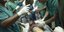 Γιατροί χειρουργούν τραυματισμένο παιδί από τους βομβαρδισμούς στη Γάζα