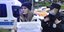 Γυναίκα στη Ρωσία κρατάει πλακατ με μήνυμα 