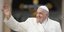 Ο Πάπας Φραγκίσκος χαμογελά καθώς χαιρετά πιστούς  στην Πλατεία του Αγίου Πέτρου, στο Βατικανό, 