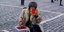 Γυναίκα τρώει χαβιάρι στη Κόκκινη Πλατεία