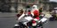 Αστυνομικός στο Περού ντυμένος Άγιος Βασίλης σε μοτοσικλέτα