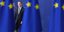 O Πασκάλ Ντόναχιου ανάμεσα από σημαίες της ΕΕ