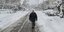Ανθρωπος περπατάει μέσα στο χιόνι