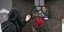 Μια γυναίκα αγγίζει μια φωτογραφία του Αλεξέι Ναβάλνι μετά την κατάθεση λουλουδιών για να του αποτίσει τον τελευταίο φόρο τιμής στο μνημείο για τα θύματα της πολιτικής καταπίεσης στην Αγία Πετρούπολη
