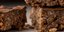 Λαχταριστά τετράγωνα κομμάτια σοκολατένιων rice crispies στον φούρνο με marshmelows