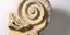 Θραύσμα μαρμάρινου ιωνικού κιονοκράνου με φερόμενη προέλευση την αρχαία Αγορά της Κορίνθου (1ος-2ος αι. μ.Χ.)