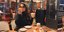 Η Σελένα Γκόμεζ στο Παρίσι τρώει κρουασάν