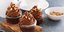 Λαχταριστά cupcakes καραμέλας-σοκολάτας με ξηρούς καρπούς και σιρόπι