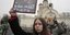 Ρωσίδα με πλακάτ για τον Ναβάλνι στη κηδεία του