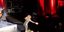  Η στιγμή που η Βίκυ Λέανδρος σκοντάφτει και πέφτει από τη σκηνή κατά τη διάρκεια συναυλίας της/Φωτογραφία: Bild