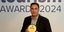 Ο Κωνσταντής Ροκόφυλλος CEO της Paleros Bay παραλαμβάνει το χρυσό βραβείο της Tourism Awards2024 
