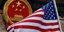 Αμερικανική σημαία μπροστά από το σύμβολο της Κίνας/Φωτογραφία: ΑΡ