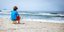 Παιδί στην παραλία. Φωτογραφία: Unsplash/Vanessa Bumbeers