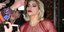 Η Lady Gaga στο Μιλάνο ποζάρει για τους θαυμαστές της. Φωτογραφία: Splash News