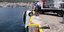 Η ανέλκυση του αυτοκινήτου από το λιμάνι της Καβάλας/ Φωτογραφία: Eurokinissi