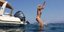 Η Ελένη Μενεγάκη με μικροσκοπικό μπικίνι πηδά από το φουσκώτο της [εικόνες]
