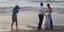 Κύμα πήρε νύφη που φωτογραφιζόταν στην ακροθαλασσιά 01