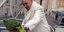Γιατί ο Πάπας έπιασε το πουλί ενός στρίπερ [εικόνες]