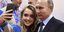 Ο Βλαντιμίρ Πούτιν ποζάρει για selfie (Φωτογραφία: AP/ Alexei Nikolsky)