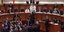 Τον Εντι Ράμα αλεύρωσαν βουλευτές της αντιπολίτευσης μέσα στο κοινοβούλιο