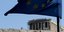 Ελληνική και Ευρωπαϊκή σημαία με φόντο την Ακρόπολη/Φωτογραφία: Eurokinissi