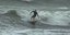 Σέρφερ δαμάζει τα κύματα στην Εύβοια (Φωτογραφία: IntimeNews)