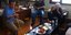 Ο Σταύρος Θεοδωράκης με γκλίτσα και σανδάλια στο γραφείο του Γιάννη Μπουτάρη [ει