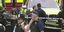 Αστυνομικοί με προτεταμένα όπλα συλλαμβάνουν τον οδηγό του ΙΧ που έπεσε στο φράκτη του Βρετανικού Κοινοβουλίου στο Λονδίνο (Φωτογραφία: ΑΡ) 