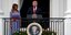 Ντόναλντ και Μελάνια Τραμπ στο Truman Balcony του Λευκού Οίκου. Φωτογραφία: AP/Alex Brandon
