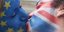(Ένα ζευγάρι Γερμανών φιλιέται βαμμένοι στα χρώματα των σημαιών Βρετανίας-ΕΕ. JOREG CARSTENSEN/EPA/ΑΠΕ)