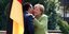 O Σκοπιανός πρωθυπουργός επεφύλαξε θερμή υποδοχή στη Γερμανίδα καγκελάριο (Φωτογραφία: ΑΡ) 