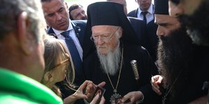 Βαρθολομαίος μιλάει με κόσμο