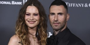 Ο τραγουδιστής των Maroon 5 με τη γυναίκα του