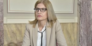 Δώρα Αυγέρη μπεζ σακακι