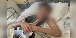 O τραυματίας από τη Γάζα σε κρεβάτι του ΚΑΤ